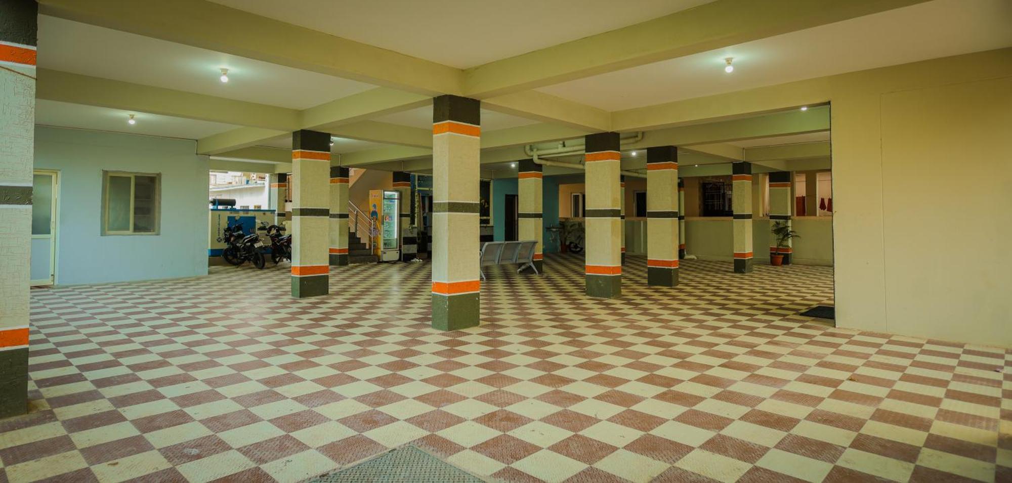 S V Ideal -2bhk Service Apartments-ac Bedrooms, Premium Amities, 2km To Tiruchanoor Padmavathi Temple , 6km To Alipiri, 24 Service Boys Available Homestay Tirupati