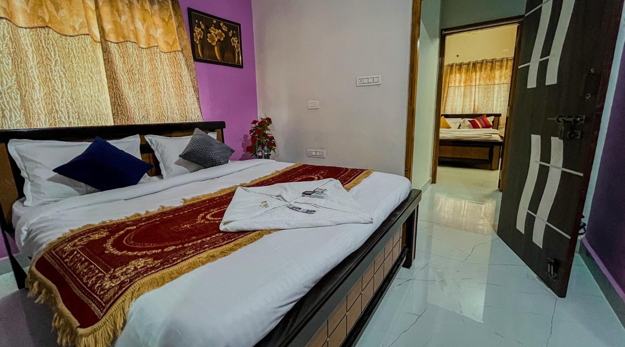 S V Ideal -2bhk Service Apartments-ac Bedrooms, Premium Amities, 2km To Tiruchanoor Padmavathi Temple , 6km To Alipiri, 24 Service Boys Available Homestay *